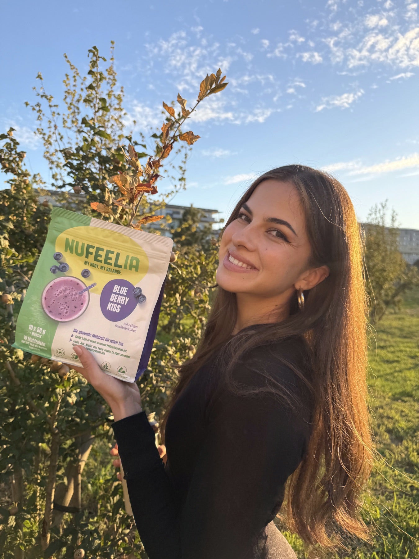 Frau hält Blueberry Kiss Packung im Freien